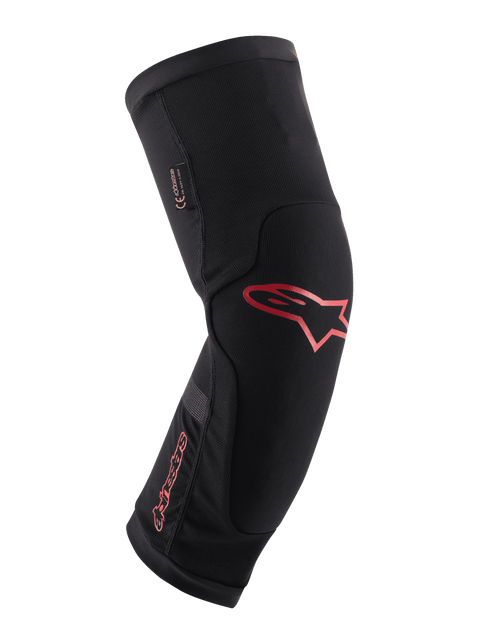 Alpinestars Paragon Plus Knee Protector, czarny z czerwonym logo i napisem Alpinestars, ergonomiczna wsuwana konstrukcja, oddychający materiał siatkowy z wzmocnionymi panelami, ochraniacz rowerowy MTB