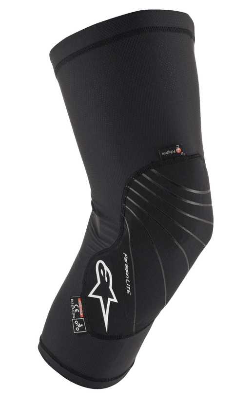 Alpinestars Paragon Lite Knee Protector, czarne, lekkie ochraniacze na kolana o konstrukcji z teksturowanej siateczki, białe logo, szare linie designu, wsuwana konstrukcja, z metkami CE Level 1 i Polygiene, przeznaczone do MTB i jazdy terenowej