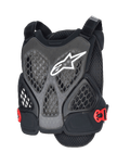 Alpinestars A-6 Plasma Chest Protector, ochraniacz klatki piersiowej MTB, czarny, antracytowy i czerwony, białe logo gwiazdy, perforowane panele z siatki o strukturze plastra miodu zapewniające wentylację, czerwone boczne klamry i regulowane paski na ramiona, zaprojektowany do ochrony w jeździe terenowej i grawitacyjnej MTB