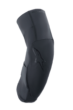 Ochraniacz na kolano Alpinestars A-Motion Plasma Pro, czarny, profil boczny ukazujący zakrzywiony ergonomiczny kształt, teksturowany panel przedni z tonalnym logo gwiazdy, oddychająca siateczka stretch i tkaniny ripstop, lekka ochrona do jazdy MTB i trailowej