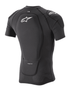 Alpinestars Paragon Lite Protection Jacket - Short Sleeve, czarna, widok z tyłu pod kątem trzech czwartych ukazujący zintegrowany ochraniacz pleców i konstrukcję z oddychającej siatki stretch, białe logo Alpinestars na plecach i ramieniu, lekka odzież ochronna na rower górski