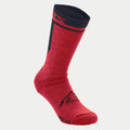 Alpinestars Merino Socks 24, skarpety rowerowe, czerwono-czarne, wysokość mankietu 24 cm, czarne logo Alpinestars na stopie, teksturowana konstrukcja z wełny merynosów zapewniająca izolację i odprowadzanie wilgoci
