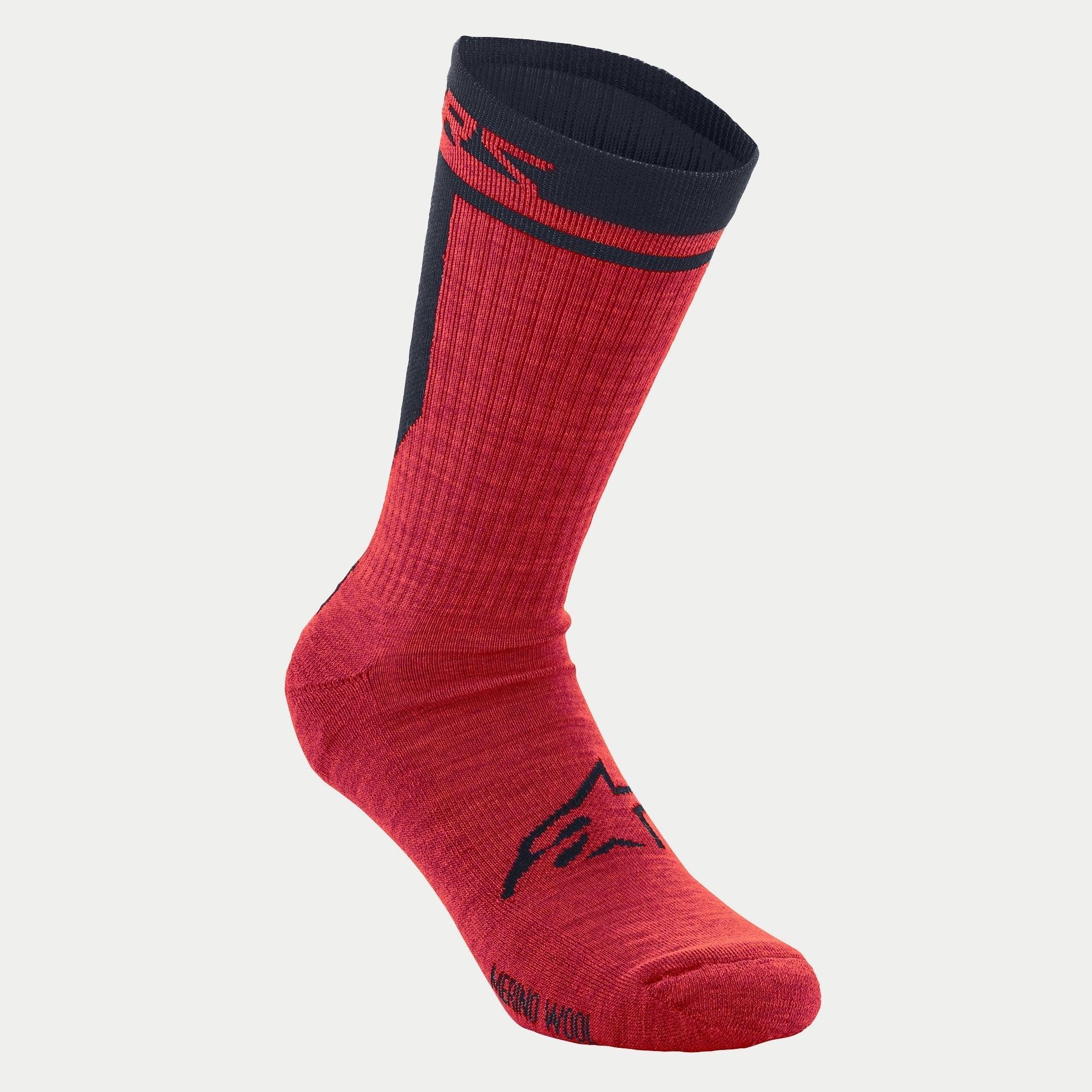 Alpinestars Merino Socks 24, skarpety rowerowe, czerwono-czarne, wysokość mankietu 24 cm, czarne logo Alpinestars na stopie, teksturowana konstrukcja z wełny merynosów zapewniająca izolację i odprowadzanie wilgoci