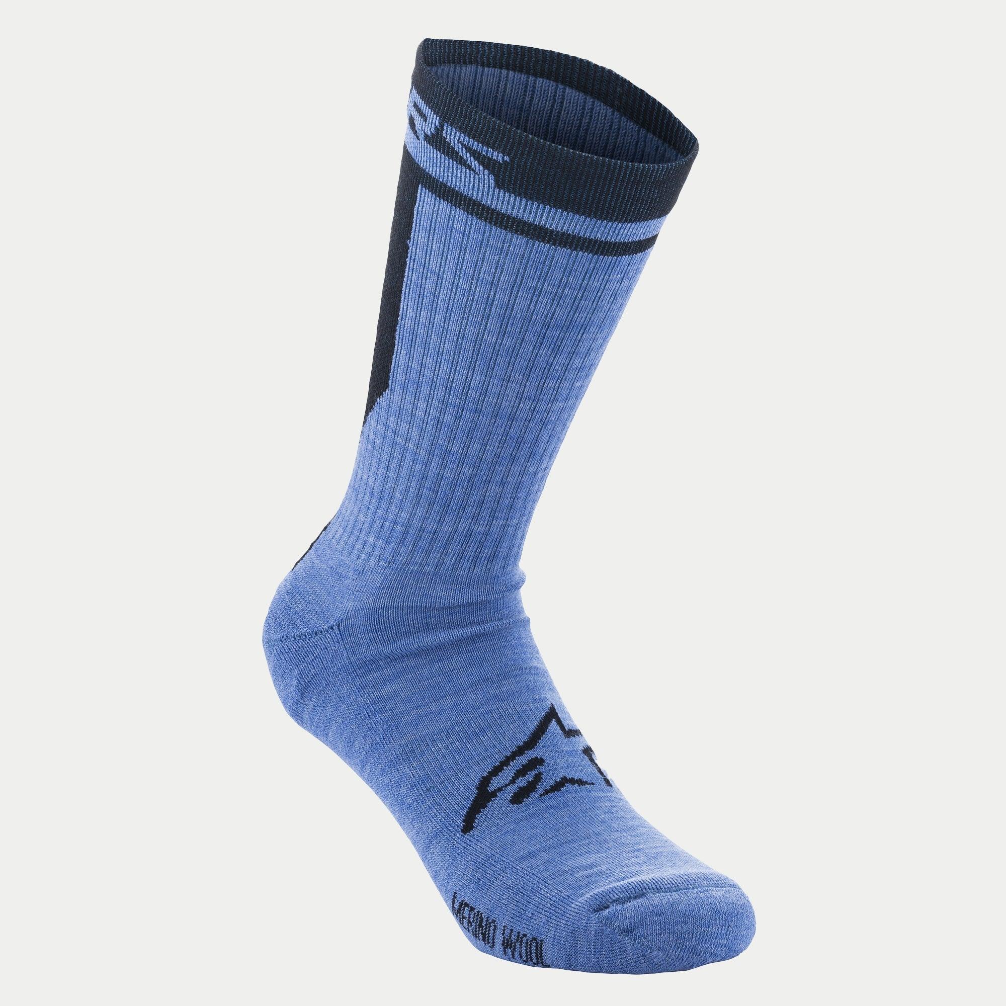 Alpinestars Merino Socks 24, skarpety rowerowe, niebiesko-czarne, z napisem „Merino Wool” na palcach i czarnym logo Astars na wierzchu stopy, długość 24 cm do połowy łydki, do jazdy na rowerze górskim i szosowym