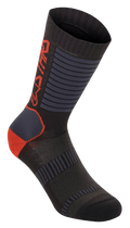 Alpinestars Paragon Lite Socks 19, techniczne skarpety rowerowe, czarne z jaskrawoczerwonymi i szarymi akcentami, długość 19 cm do połowy łydki, oddychające panele z siatki, żebrowana tekstura zapewniająca elastyczność i wzmocniona pięta