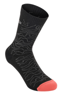 Alpinestars Drop Socks 15, wydajne skarpety rowerowe, czarno-szare z koralowo-pomarańczowymi palcami, z topograficznym falistym wzorem i prążkowanym mankietem, lekka siateczkowa konstrukcja do jazdy MTB i terenowej