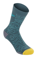 Alpinestars Drop Socks 15, skarpety MTB, niebieskie Atlantic Ceramic z jasnoniebieskim wzorem topograficznym, jaskrawożółte palce i szara pięta, prążkowana tekstura, lekkie, wydajne skarpety rowerowe