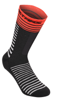 Alpinestars Drop Socks 19, skarpety rowerowe MTB, czarne z białymi poziomymi paskami, jaskrawoczerwony prążkowany ściągacz z czarnym logo, lekka konstrukcja z siateczki, długość 19 cm