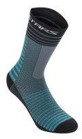 Alpinestars Drop Socks 19, skarpety rowerowe, kolory Atlantic Ceramic i szary, wzór w poziome turkusowe i czarne paski, oddychająca konstrukcja z siatki, długość do połowy łydki, profesjonalna odzież do kolarstwa górskiego