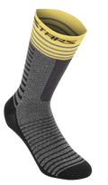 Alpinestars Drop Socks 19, skarpety rowerowe, szaro-żółte, żółty prążkowany ściągacz w paski, szary teksturowany korpus z czarnymi poziomymi wzorami, czarna wzmocniona pięta i palce, oddychający sprzęt MTB