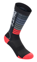 Alpinestars Drop Socks, skarpety rowerowe, czarno-czerwone, z poziomymi szarymi i czerwonymi paskami, białe logo Astars na ściągaczu, wzmocniona pięta i palce, siateczkowa konstrukcja MTB