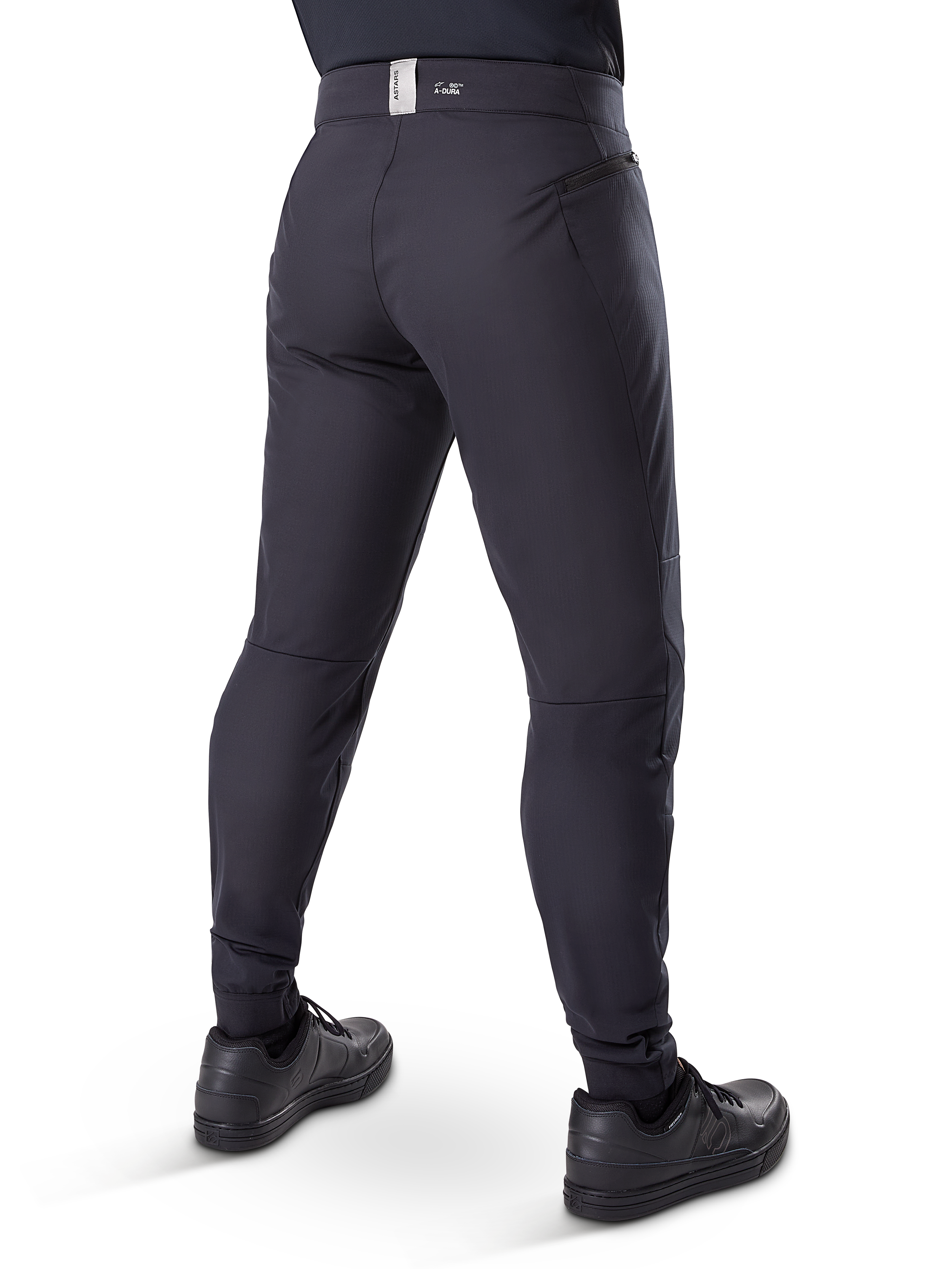 Alpinestars A-Dura Thermal Pant, spodnie rowerowe MTB, czarne, widok z tyłu ukazujący kieszenie na zamek i branding na pasku, zwężany krój do jazdy w zimne dni
