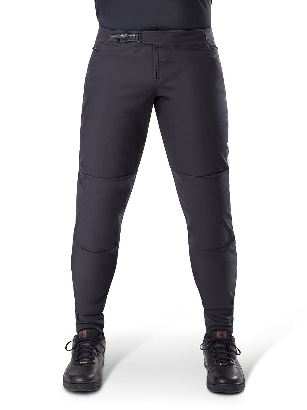 Alpinestars A-Dura Thermal Pant, czarne spodnie rowerowe MTB, zapięcie na zapadkę i profilowany krój, noszone z czarnymi butami rowerowymi, wytrzymały materiał techniczny do jazdy w zimne dni
