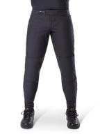 Alpinestars A-Dura Thermal Pant, czarne spodnie rowerowe MTB, zapięcie na zapadkę i profilowany krój, noszone z czarnymi butami rowerowymi, wytrzymały materiał techniczny do jazdy w zimne dni