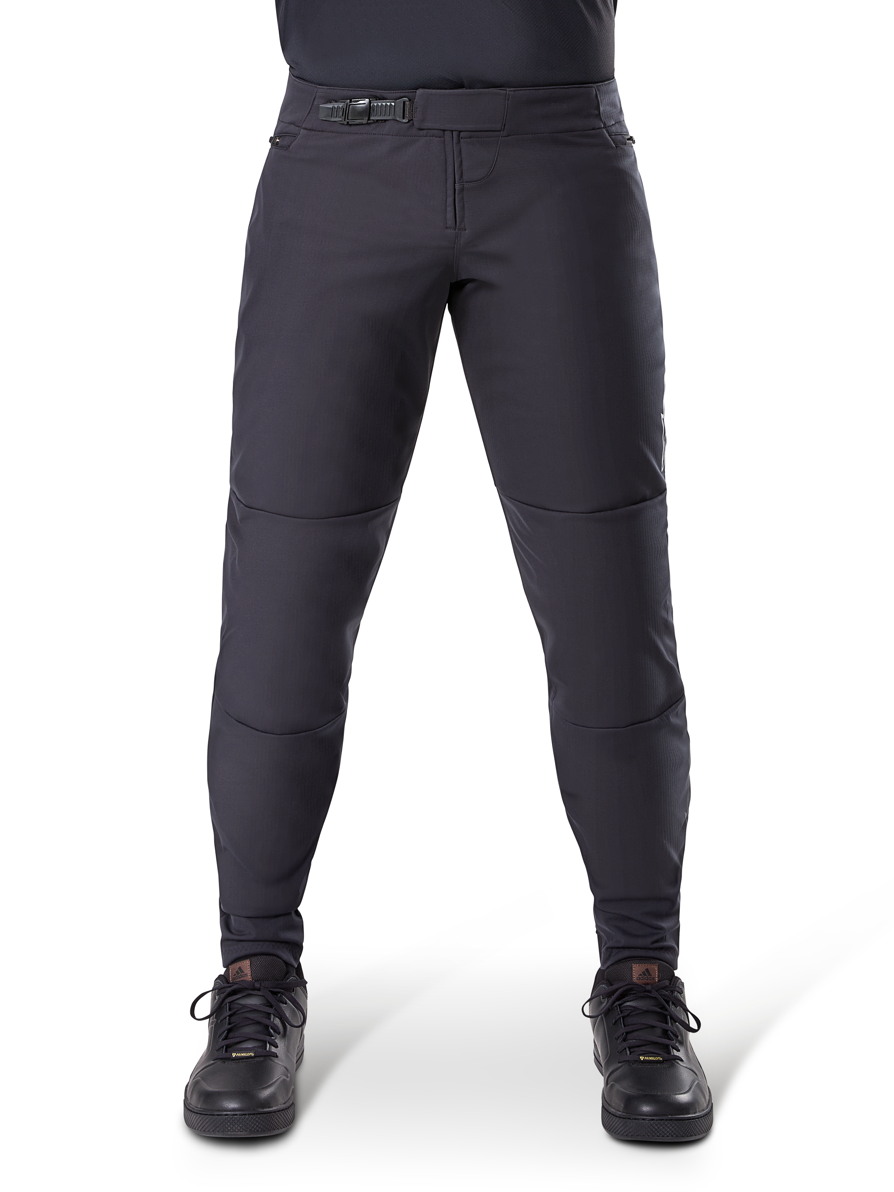Alpinestars A-Dura Thermal Pant, czarne spodnie rowerowe MTB, zapięcie na zapadkę i profilowany krój, noszone z czarnymi butami rowerowymi, wytrzymały materiał techniczny do jazdy w zimne dni
