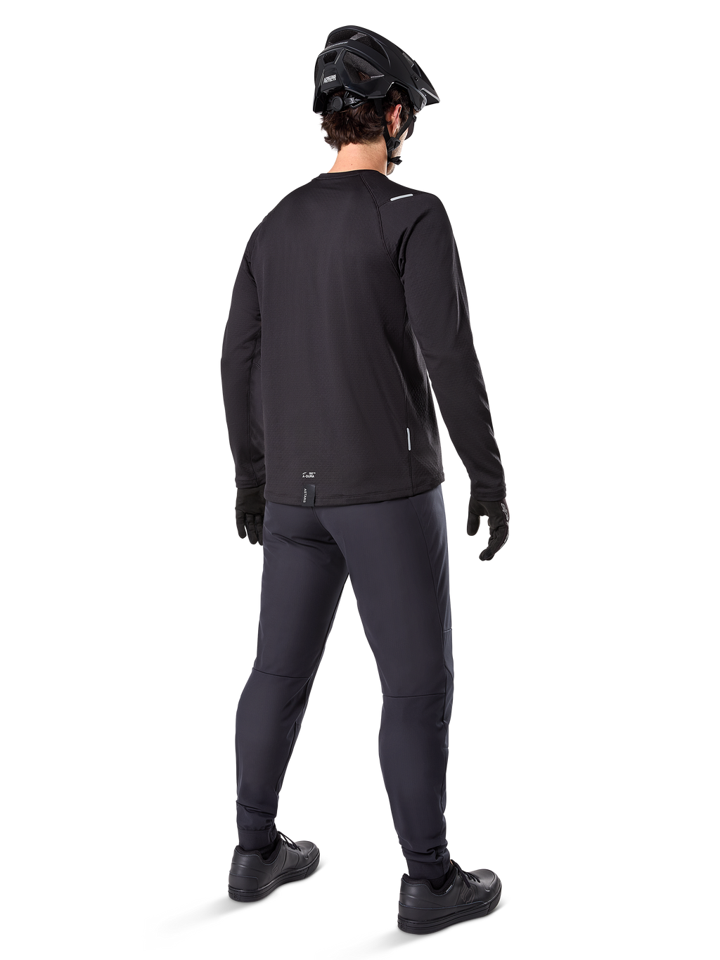 Spodnie Alpinestars A-Dura Thermal, spodnie rowerowe MTB, czarne, widok z tyłu, w zestawie z dopasowaną koszulką z długim rękawem, czarnym kaskiem MTB i rękawiczkami, techniczna odzież rowerowa na zimną pogodę