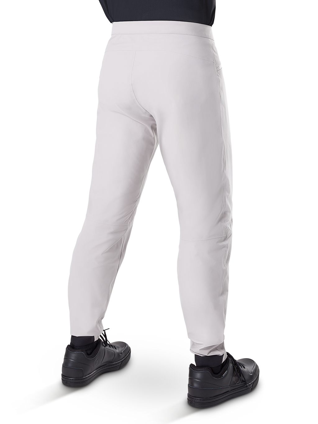 Alpinestars A-Dura Waterproof Pants, spodnie rowerowe MTB, tytanowy szary, widok z tyłu przedstawiający zwężane nogawki i elastyczne mankiety, noszone z czarnymi butami, wodoodporna odzież techniczna do kolarstwa górskiego