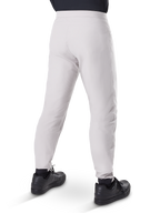 Alpinestars A-Dura Waterproof Pants, spodnie rowerowe MTB, tytanowy szary, widok z tyłu przedstawiający zwężane nogawki i elastyczne mankiety, noszone z czarnymi butami, wodoodporna odzież techniczna do kolarstwa górskiego