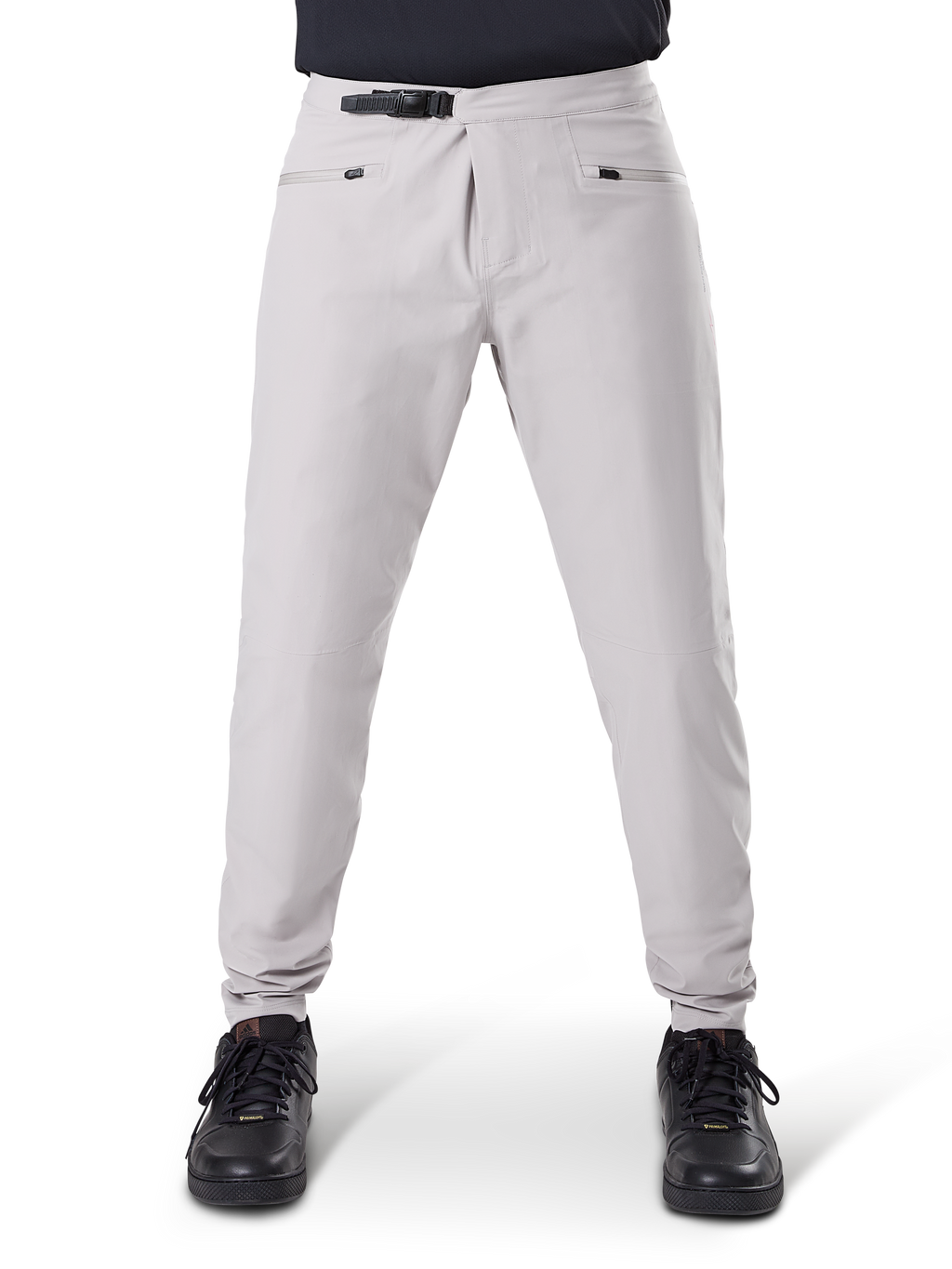 Alpinestars A-Dura Waterproof Pants, spodnie rowerowe MTB, Titanium Gray, widok z przodu, wyposażone w czarne zapięcie na zapadkę w pasie i dwie kieszenie zapinane na zamek, elastyczne mankiety, zestawione z czarnymi sneakersami, techniczna odzież wodoodporna do kolarstwa górskiego
