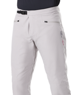 Alpinestars A-Dura Waterproof Pants, spodnie MTB, tytanowy szary, widok z przodu pokazujący czarne zapięcie zapadkowe w pasie i kieszenie na zamek, trwała wodoodporna konstrukcja do kolarstwa górskiego