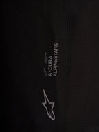 Szczegół czarnych szortów Alpinestars A-Dura Ride Liner z białym logo na elastycznej tkaninie 4-way stretch.