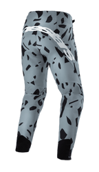 Spodnie Alpinestars Techstar Envision, spodnie rowerowe MTB, jasnoniebieskie z czarnym abstrakcyjnym wzorem geometrycznym, widok z tyłu z dużym białym pisanym logo i czarnymi panelami z siatki na łydkach, wytrzymała odzież do jazdy terenowej