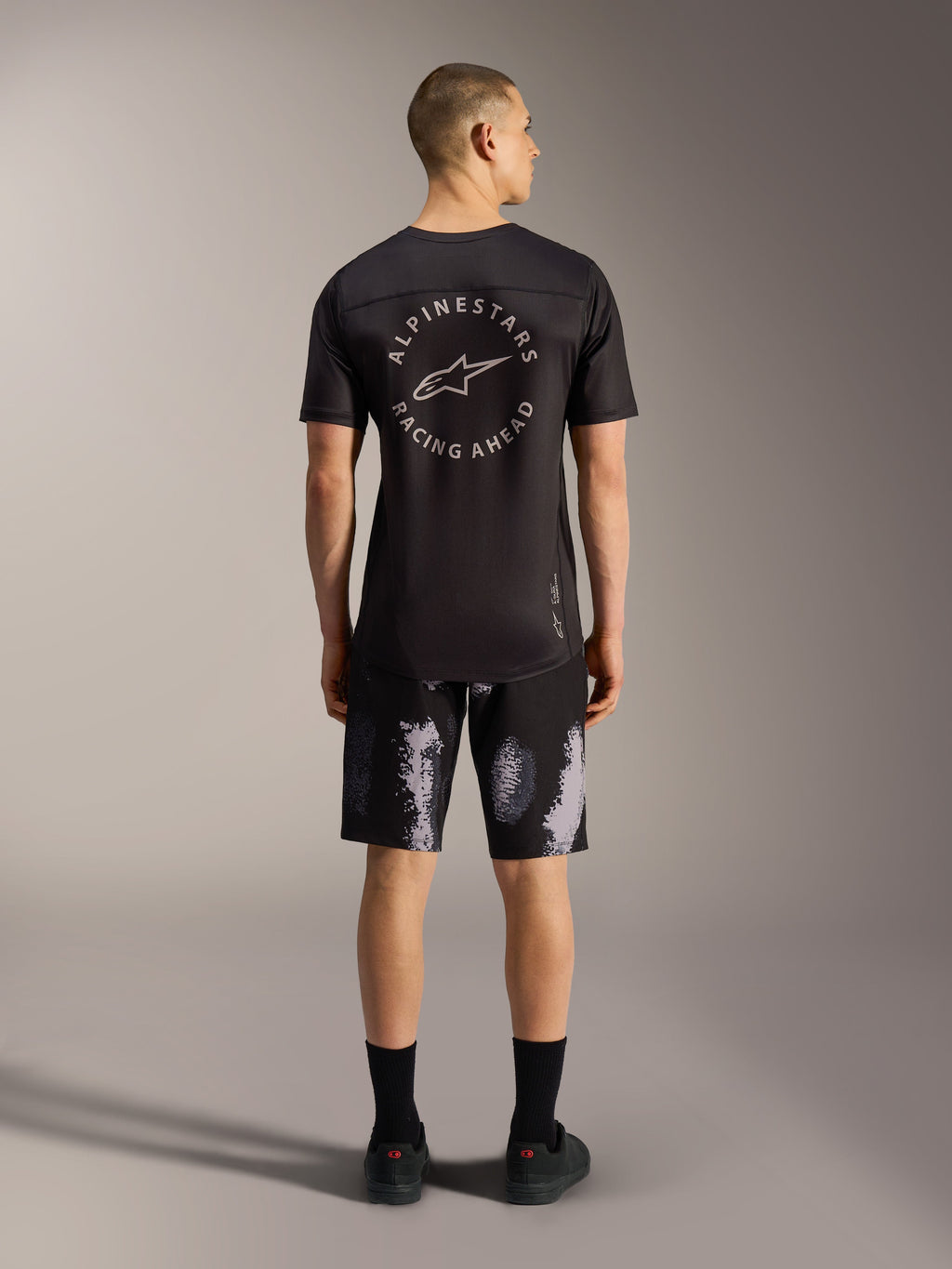 Męskie szorty MTB A-Dura Ride Black Camo, materiał 4-way stretch, widok z tyłu w studiu.