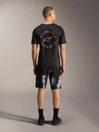 Męskie szorty MTB A-Dura Ride Black Camo, materiał 4-way stretch, widok z tyłu w studiu.