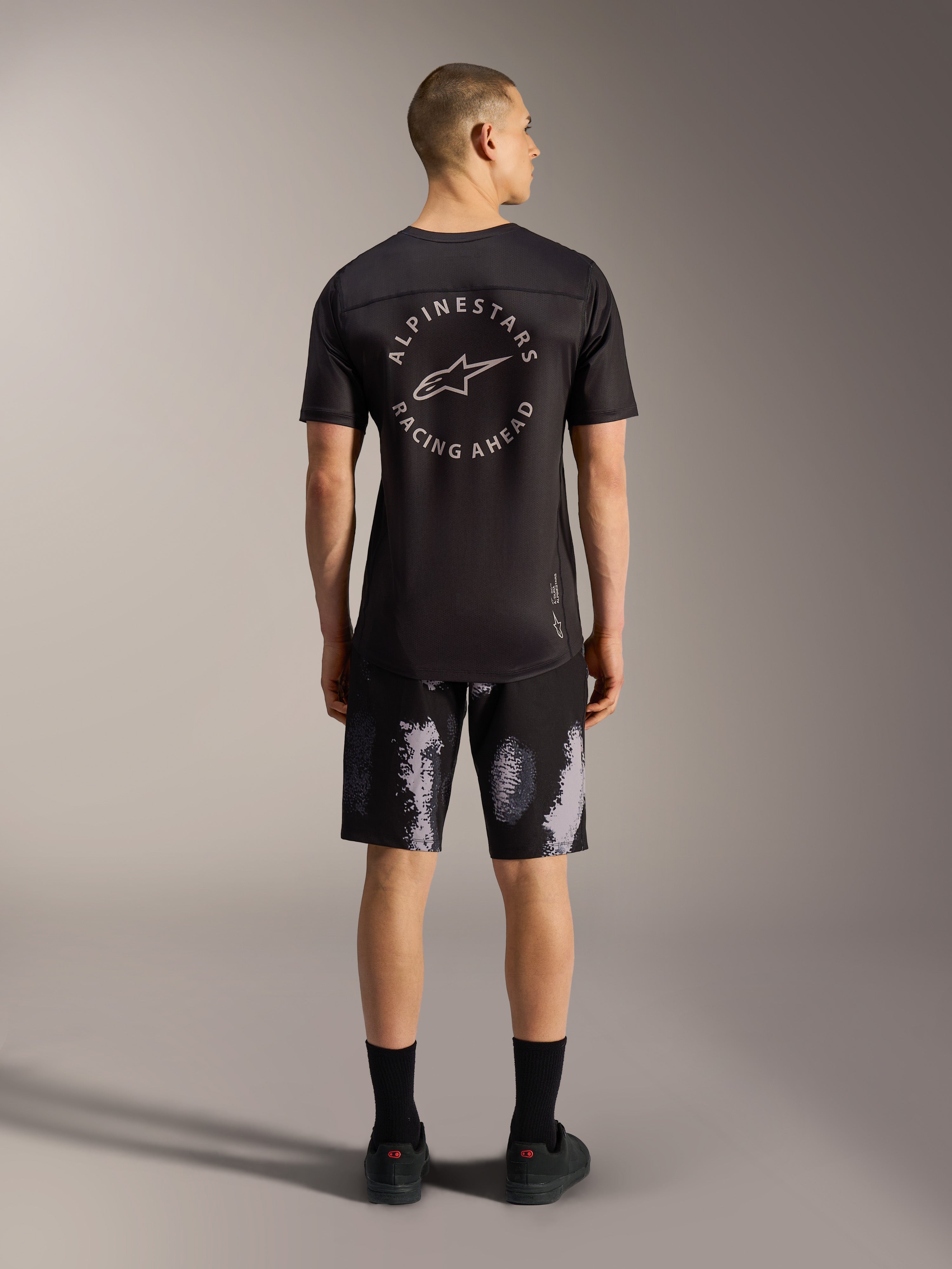 Męskie szorty MTB A-Dura Ride Black Camo, materiał 4-way stretch, widok z tyłu w studiu.