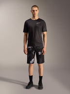 Szorty Alpinestars A-Dura Ride w kolorze Black Camo z czarną koszulką techniczną do wszechstronnej jazdy MTB.