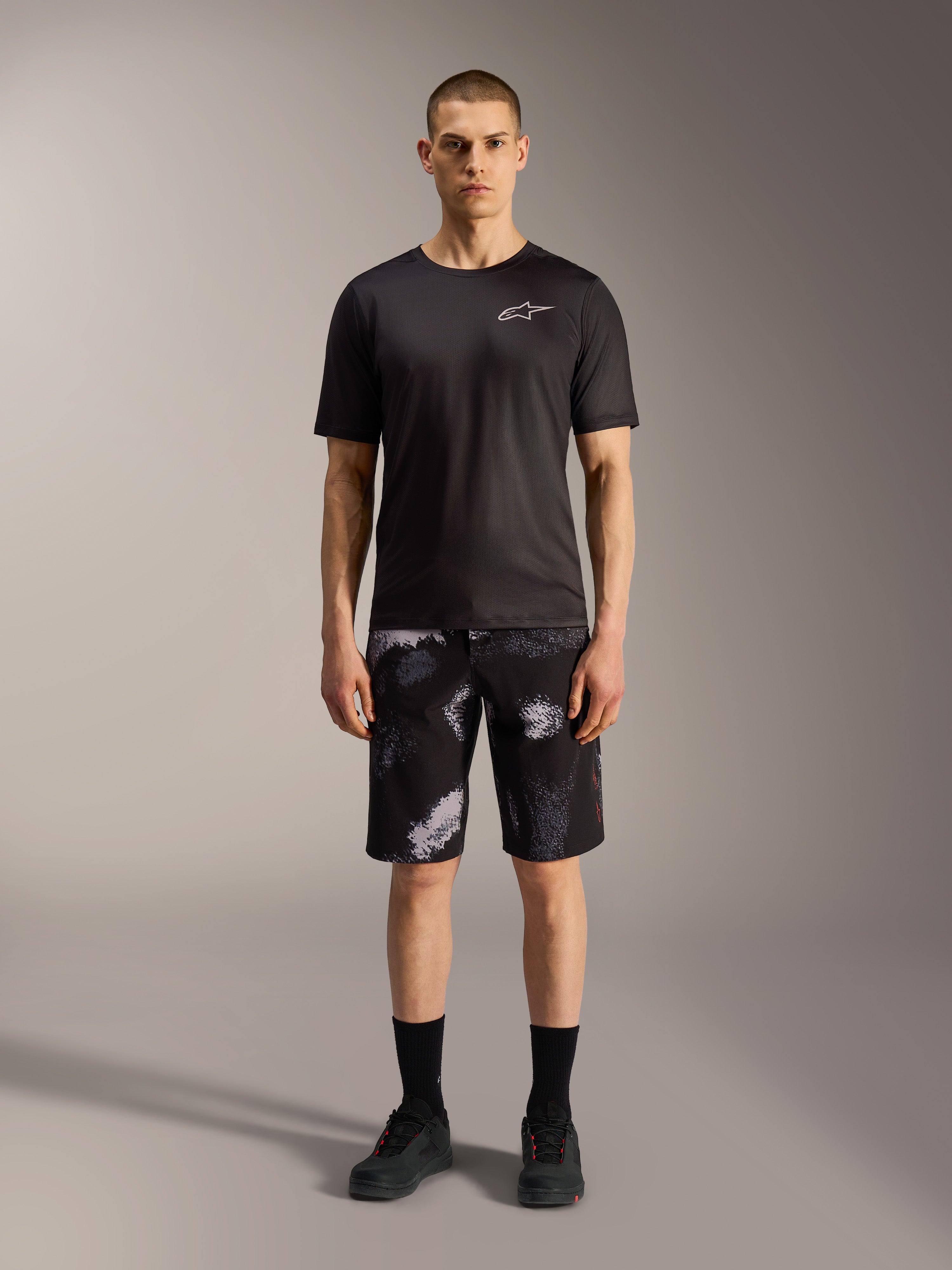 Szorty Alpinestars A-Dura Ride w kolorze Black Camo z czarną koszulką techniczną do wszechstronnej jazdy MTB.