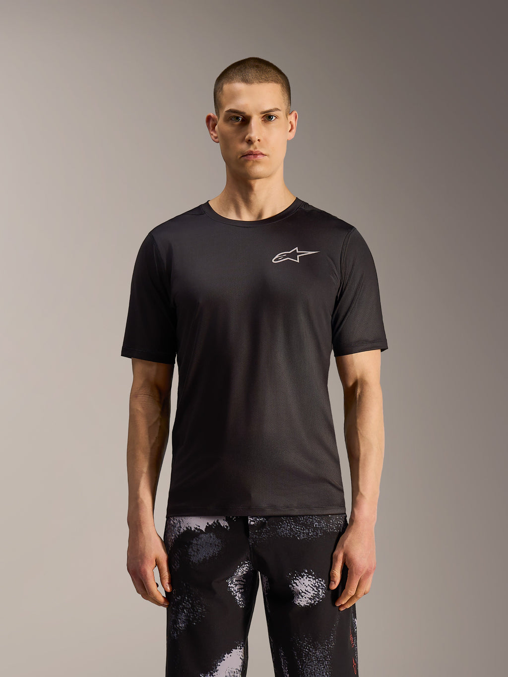 Szorty MTB A-Dura Ride Black Camo z surowym wzorem kamuflażu, prezentowane na modelu.