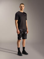 Szorty Alpinestars A-Dura Ride Black Camo, szary wzór kamuflażu, zestawione z czarną koszulką i butami.