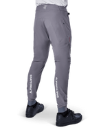 Alpinestars A-Aria Elite Pants, spodnie MTB, ciemnoszare, z pionowymi białymi logotypami Alpinestars z tyłu na dole nogawek, laserowo wycinanymi otworami wentylacyjnymi, elastycznymi mankietami i sportowym krojem do kolarstwa górskiego