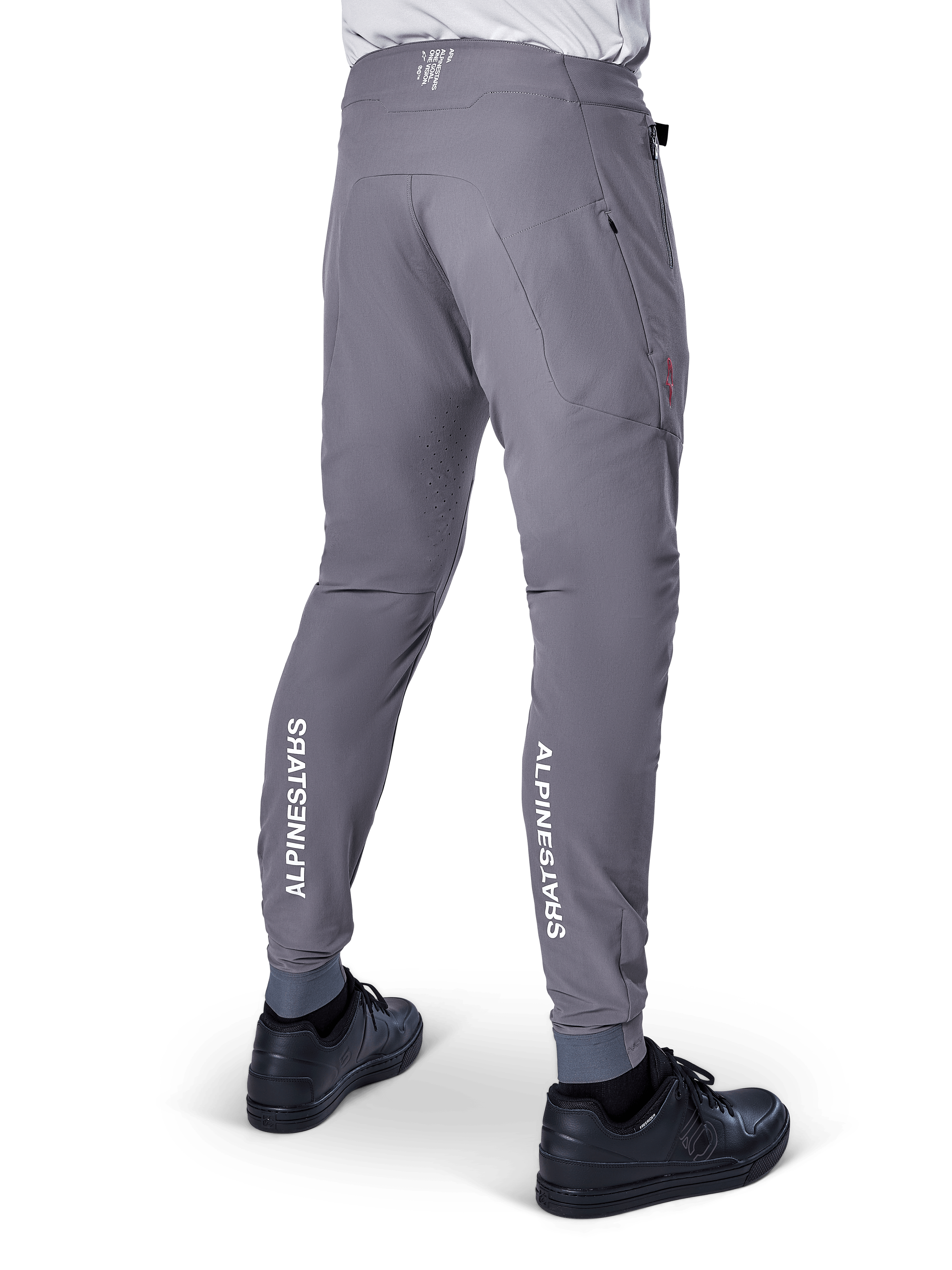 Alpinestars A-Aria Elite Pants, spodnie MTB, ciemnoszare, z pionowymi białymi logotypami Alpinestars z tyłu na dole nogawek, laserowo wycinanymi otworami wentylacyjnymi, elastycznymi mankietami i sportowym krojem do kolarstwa górskiego