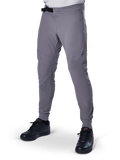 Alpinestars A-Aria Elite Pants, ciemnoszare spodnie MTB, laserowo perforowane panele na udach, czarne magnetyczne zapięcie na klamrę, kieszeń zapinana na zamek, czerwone logo, dopasowany krój performance, noszone z czarnymi butami