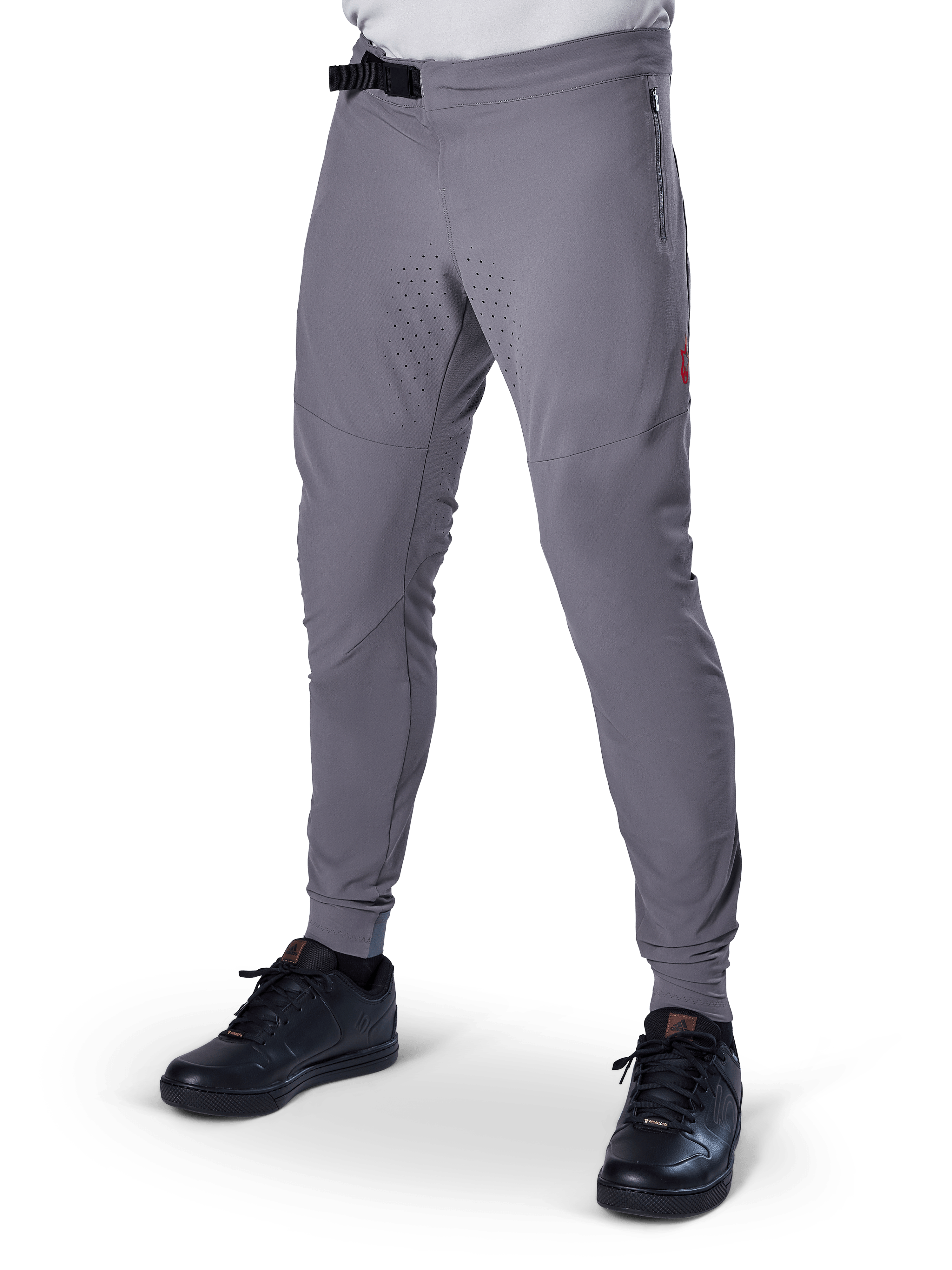 Alpinestars A-Aria Elite Pants, ciemnoszare spodnie MTB, laserowo perforowane panele na udach, czarne magnetyczne zapięcie na klamrę, kieszeń zapinana na zamek, czerwone logo, dopasowany krój performance, noszone z czarnymi butami