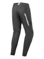 Alpinestars A-Dura Elite Pants, spodnie rowerowe MTB, czarne, widok z tyłu z boku ze srebrnym logo Alpinestars na udzie, kieszenią na zamek i elastycznymi mankietami, wytrzymała odzież techniczna do MTB