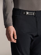 Alpinestars A-Dura Elite Pants, czarne, zbliżenie na przedni system zapięcia na zapadkę i rozporek na zamek, boczna kieszeń na zamek, techniczne spodnie do jazdy na rowerze górskim wykonane z wytrzymałej tkaniny Cordura