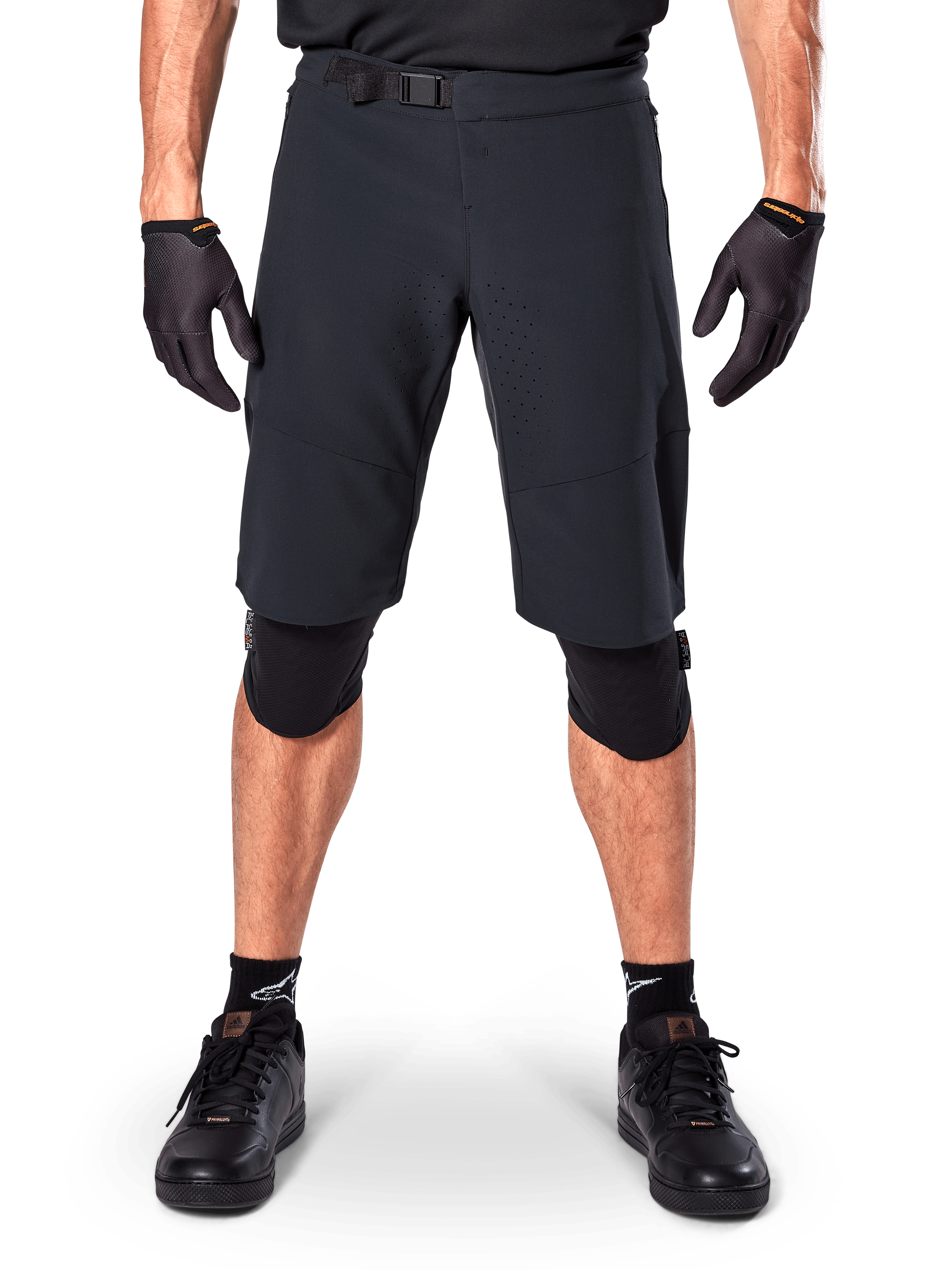 Alpinestars A-Aria Elite Shorts, spodenki rowerowe MTB, czarne, noszone z ochraniaczami na kolana i czarnymi rękawiczkami, posiadają laserowo wycinaną wentylację oraz regulowaną klamrę w pasie, wyczynowa odzież rowerowa do jazdy w terenie