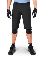 Alpinestars A-Dura Elite Shorts, czarne spodenki rowerowe MTB, noszone przez rowerzystę w czarnych rękawiczkach i ochraniaczach kolan, zapięcie na zatrzask, kieszenie na zamek, wytrzymały materiał Cordura do jazdy w terenie