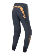 Alpinestars A-Supra Race Pants, spodnie rowerowe MTB, czarne z pomarańczową grafiką, widok z tyłu z dużym napisem Alpinestars na tylnym karczku, boczna kieszeń zapinana na zamek, sportowy zwężany krój i siateczkowe panele przy kostkach