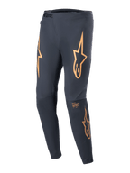 Alpinestars A-Supra Race Pants, spodnie rowerowe MTB, czarne z pomarańczowymi logotypami gwiazdy na udach, zapięcie na zapadkę, laserowa perforacja, zwężany sportowy krój