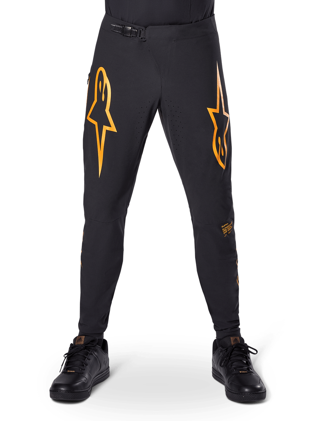 Alpinestars A-Supra Race Pants, spodnie rowerowe MTB, czarne z wyrazistymi pomarańczowymi logotypami, zapięcie w pasie na zapadkę i laserowa perforacja dla wentylacji, sportowy krój przeznaczony do wyścigów terenowych