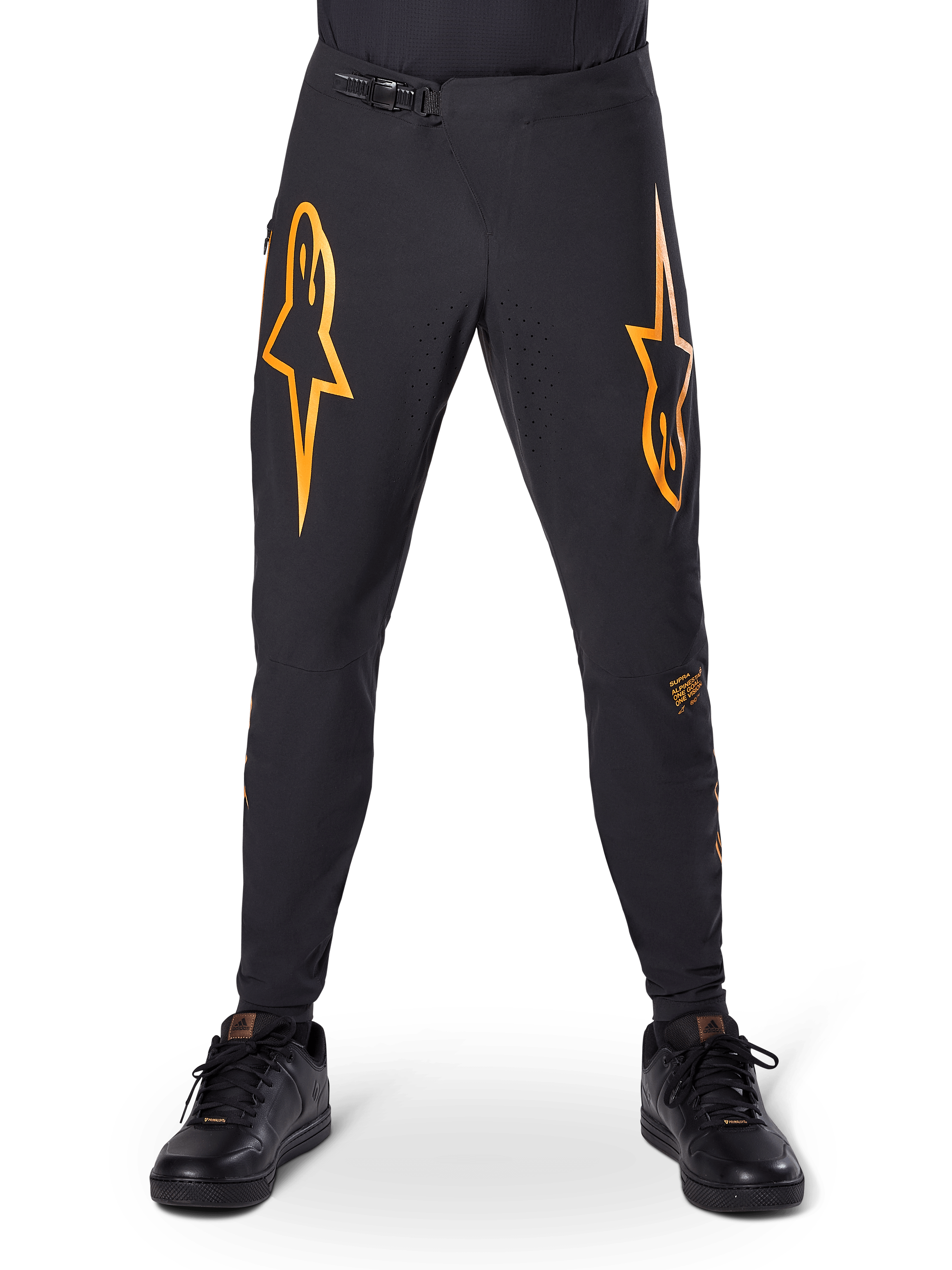 Alpinestars A-Supra Race Pants, spodnie rowerowe MTB, czarne z wyrazistymi pomarańczowymi logotypami, zapięcie w pasie na zapadkę i laserowa perforacja dla wentylacji, sportowy krój przeznaczony do wyścigów terenowych