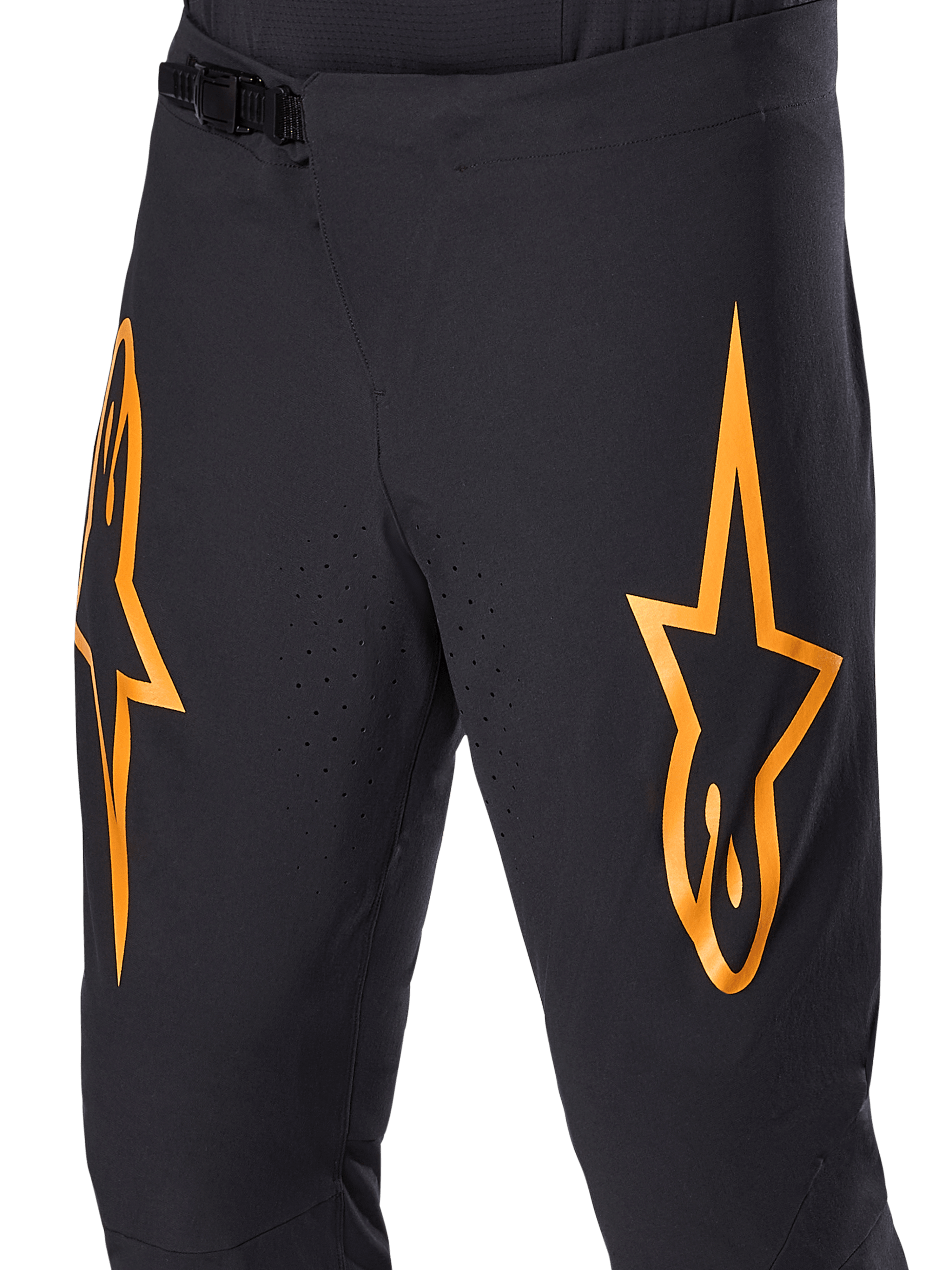 Alpinestars A-Supra Race Pants, czarne spodnie rowerowe MTB z dużymi pomarańczowymi logotypami gwiazdy, wyposażone w przednie zapięcie na zapadkę i laserowo wycinane otwory wentylacyjne, techniczny design zorientowany na wydajność.