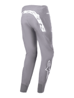 Alpinestars A-Supra Race Pants, spodnie wyścigowe MTB, ciemnoszare, z dużym białym napisem na karczku i białym logo gwiazdy na dole nogawki, dopasowany krój z tkaniny rozciągliwej w 4 kierunkach, wytrzymała odzież rowerowa terenowa