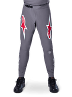 Alpinestars A-Supra Race Pants, spodnie wyścigowe MTB, ciemnoszare, duże czerwono-białe logo gwiazdy na udach, laserowa perforacja wentylacyjna na nogawkach, czarne zapięcie zapadkowe w pasie, zaprojektowane do wyścigów rowerowych