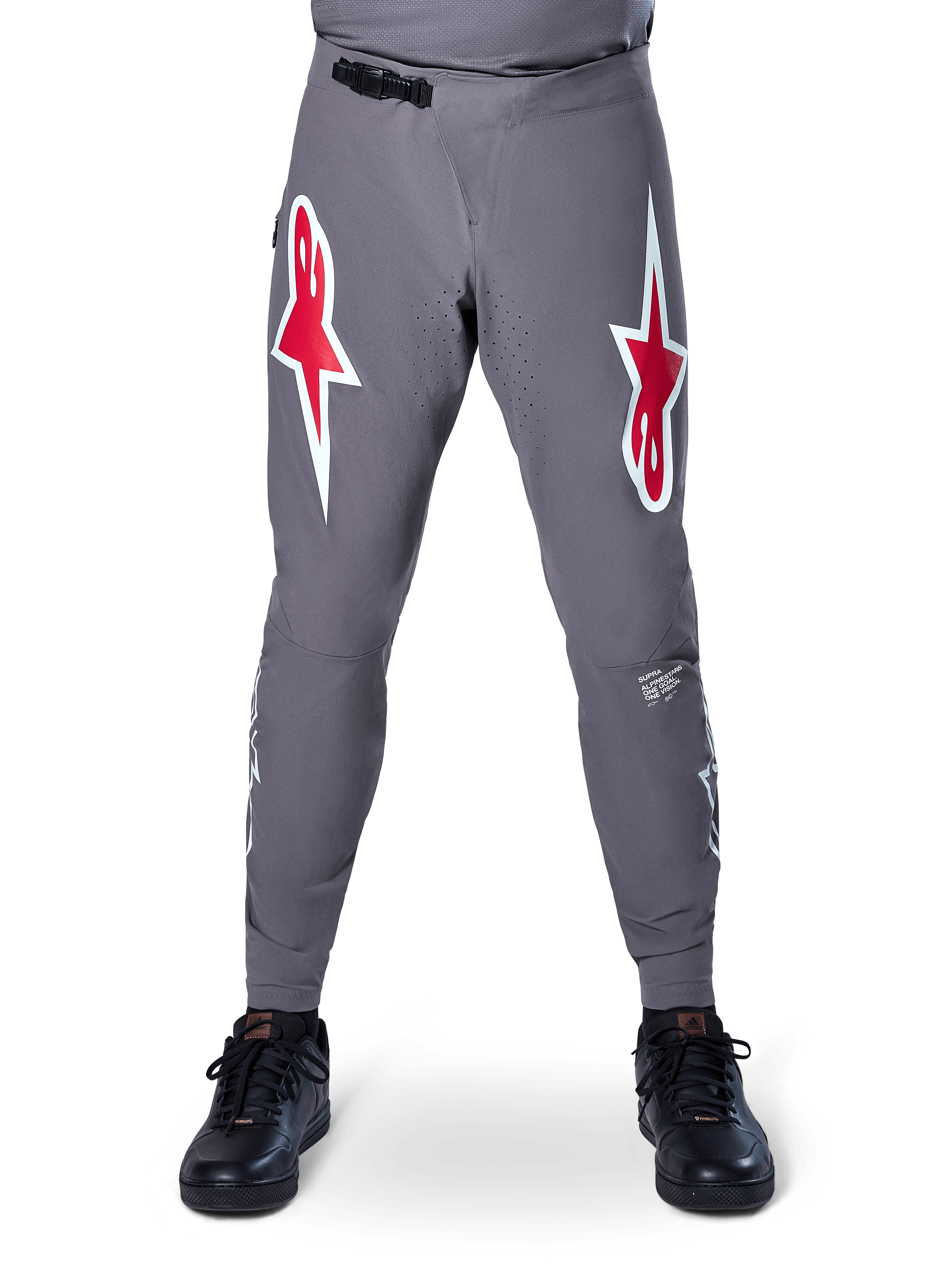 Alpinestars A-Supra Race Pants, spodnie wyścigowe MTB, ciemnoszare, duże czerwono-białe logo gwiazdy na udach, laserowa perforacja wentylacyjna na nogawkach, czarne zapięcie zapadkowe w pasie, zaprojektowane do wyścigów rowerowych