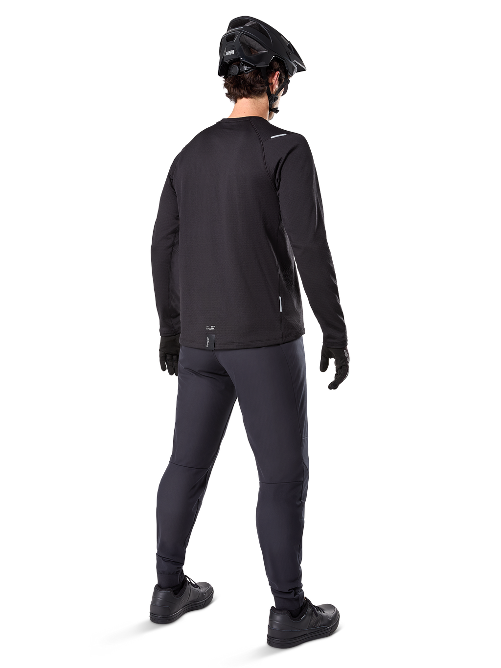 Alpinestars A-Dura Thermal Jersey, męska koszulka rowerowa z długim rękawem, czarna, widok z tyłu na modelu w czarnym kasku MTB, ciemnoszarych spodniach i czarnych rękawiczkach, profesjonalna odzież MTB na chłodne dni